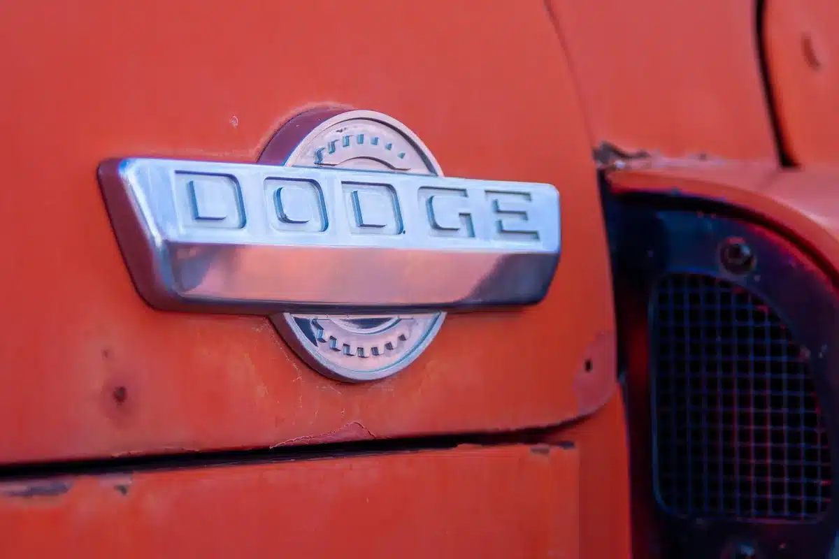Croquis et images d'un ancien logo multicolore évoquant son histoire