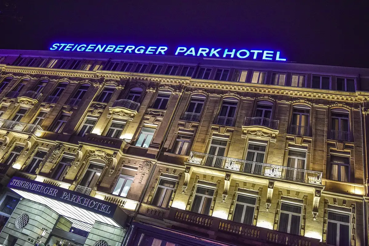 Famille préparant un court séjour à l'hôtel près du parc