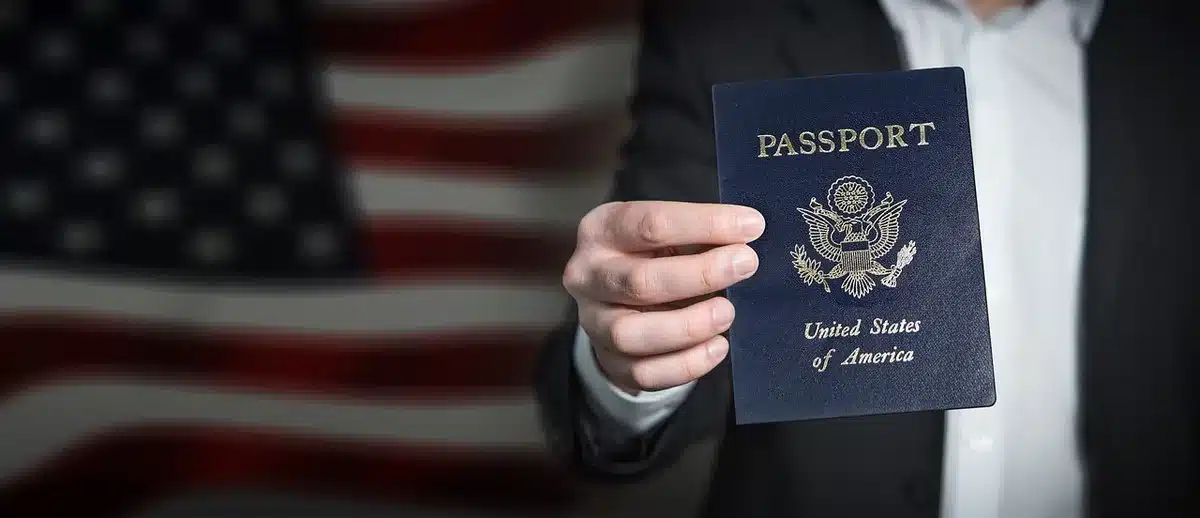 Passeport et formulaire de demande d'e-visa posés sur un bureau lumineux