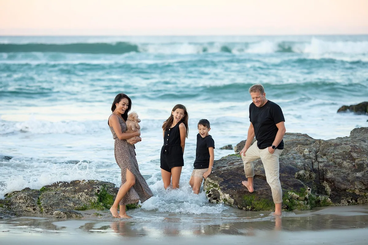 Plage crétoise aux eaux peu profondes adaptée aux familles