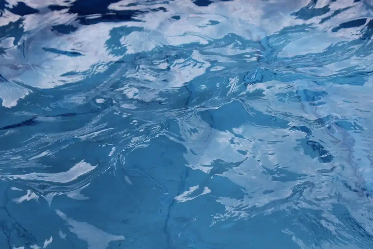 Piscine d'hôtel avec zone peu profonde et maître-nageur en journée