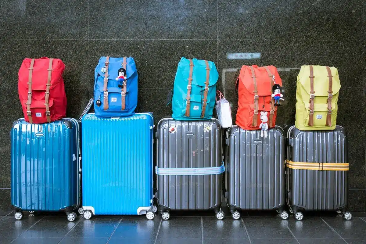 Navette de transfert aéroport vers hôtel en journée avec bagages