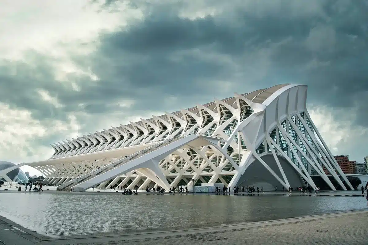 Intérieur lumineux d'un musée d'art moderne avec œuvres accrochées