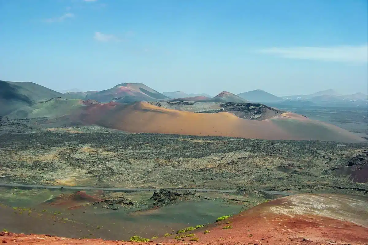 Paysage volcanique de Timanfaya avec champs de lave et cratères