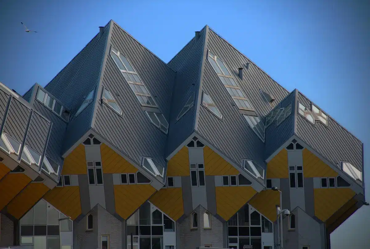 Les maisons cubiques colorées près du vieux port avec terrasses en bord d'eau