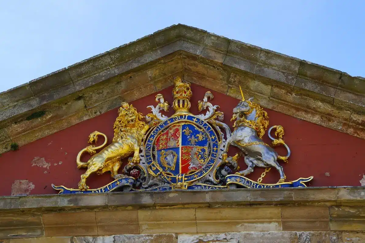 Boucliers héraldiques anciens avec armoiries et motifs de mains