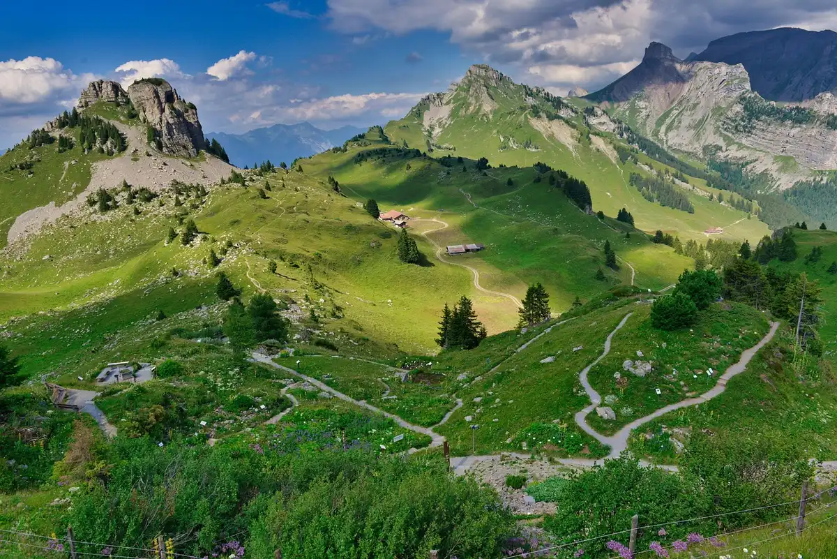 Vue des Tre Cime depuis le sentier circulaire avec randonneurs au loin
