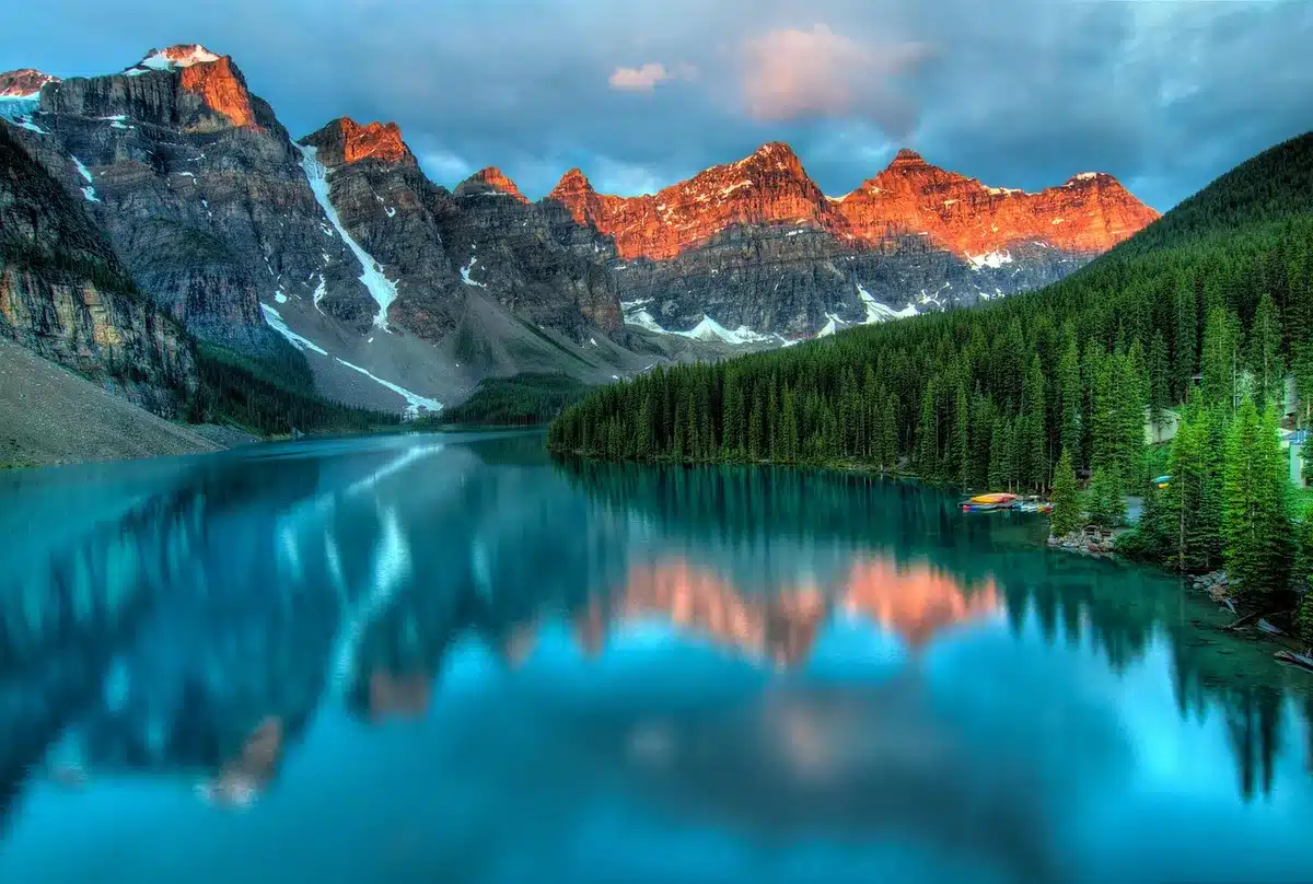 Le Lago di Braies au petit matin avec reflet sur l'eau turquoise