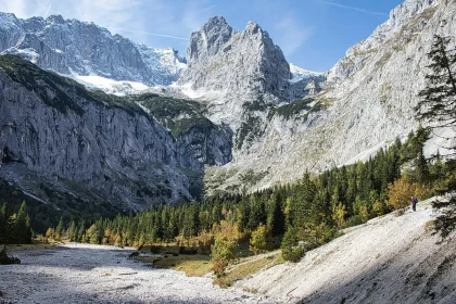 Sentier de montagne en journée dans les Dolomites avec prairies et crêtes rocheuses