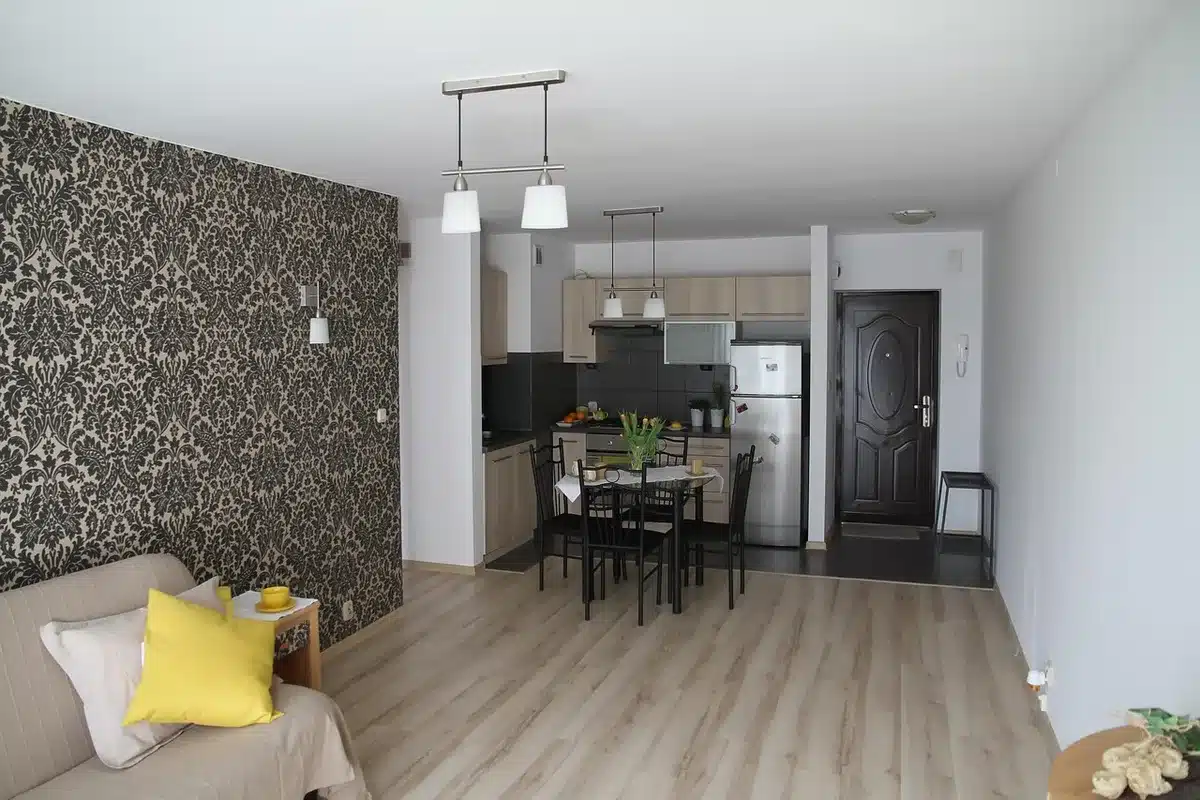 Intérieur d'un appart'hôtel avec kitchenette et vue sur piscine