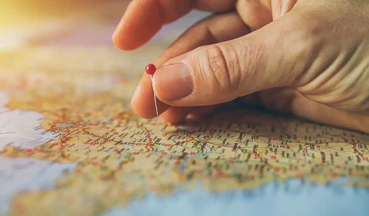 Carte interactive sur smartphone montrant la distance jusqu'à la plage