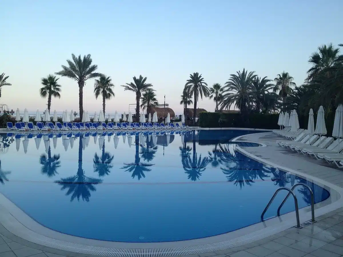 Piscine d'hôtel proche d'une plage vue de jour