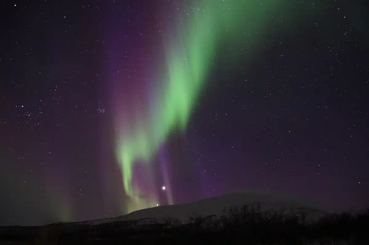 Tente et observers en extérieur sous des aurores boréales dans un ciel dégagé