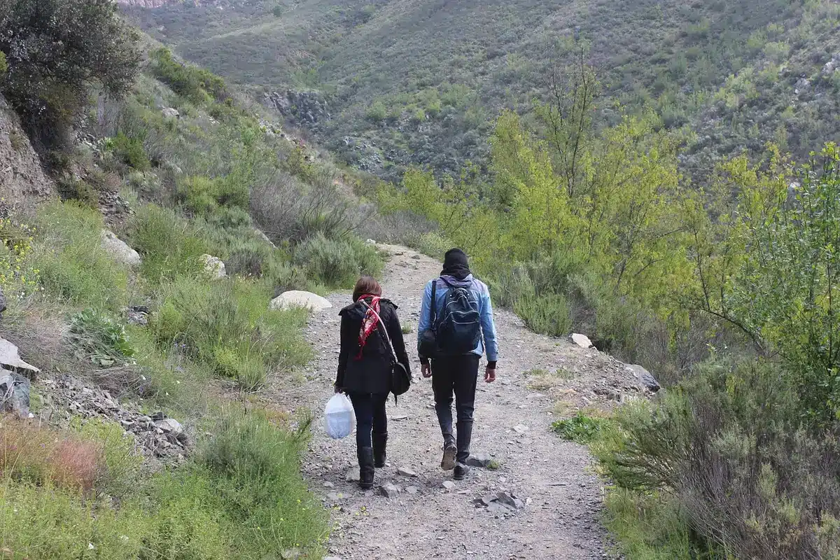 Sentier côtier menant à une crique rocheuse près d'une villa