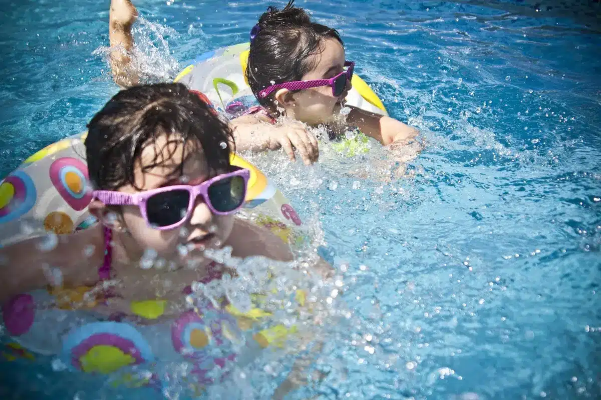 Piscine extérieure d'un hôtel en journée avec chaises longues