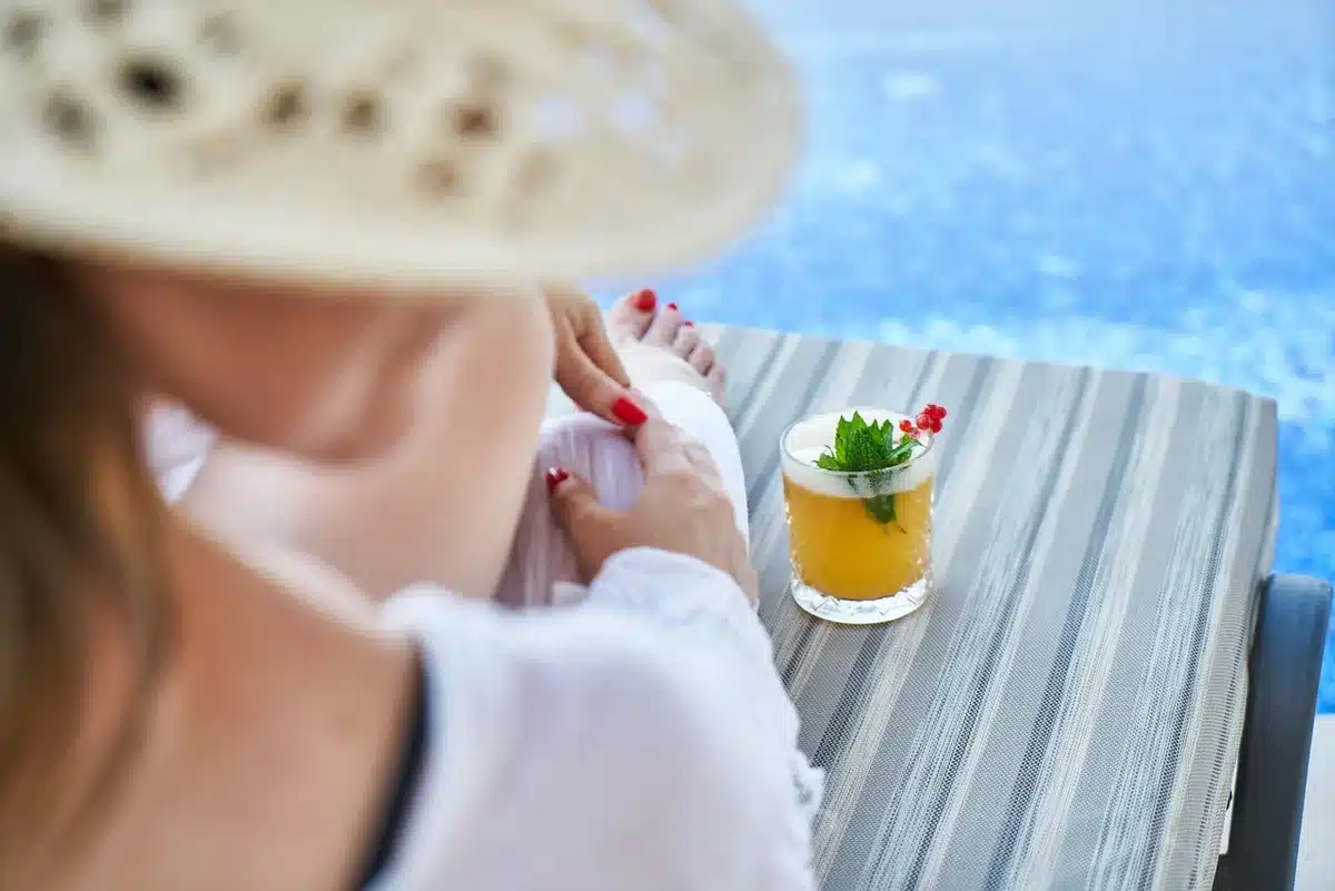 Piscine extérieure d'hôtel avec chaises longues et terrasse ensoleillée