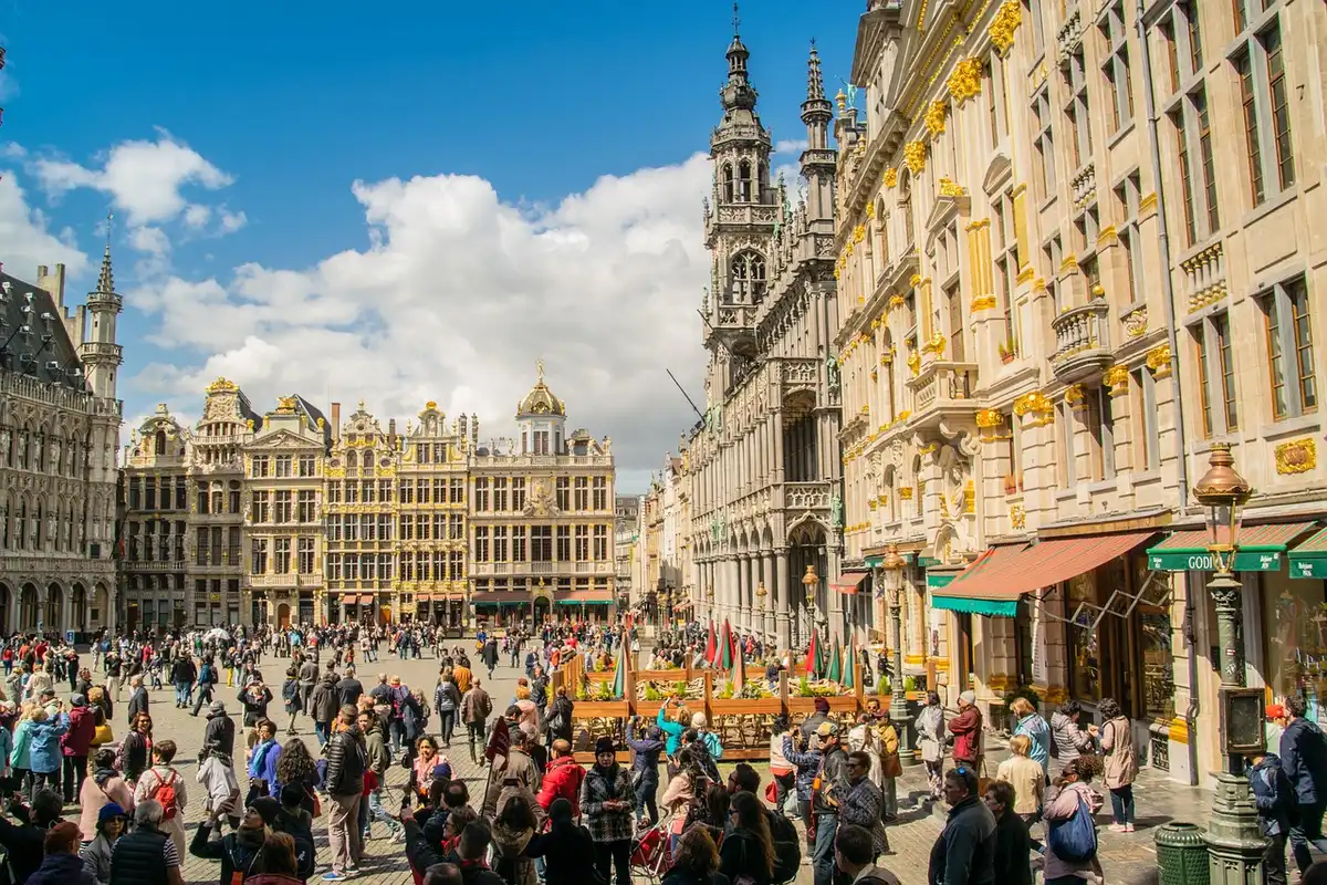 La Grand-Place décorée pour Noël en plein jour