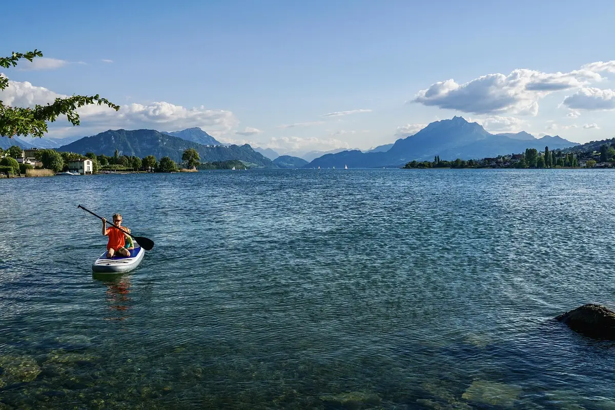 Paddle sur un lac avec une base nautique en arrière-plan
