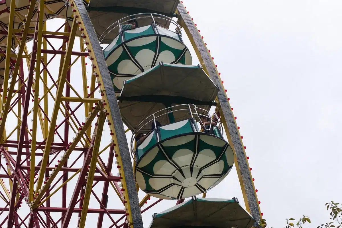 Le Santa Monica Pier et sa grande roue vus depuis la plage en fin d'après-midi