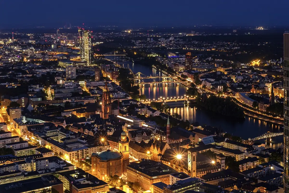 Vue diurne depuis la colline de Gediminas sur la tour et les toits de Vilnius