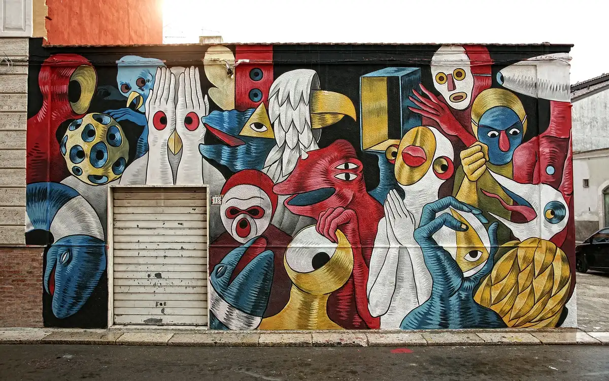 Murs peints et art de rue le long de la rivière dans le quartier d'Uzupis
