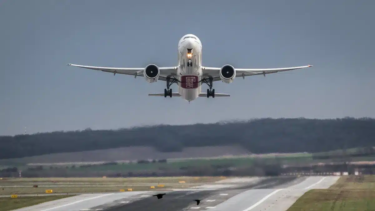 Façades et panneaux d'embarquement dans un petit aéroport régional français