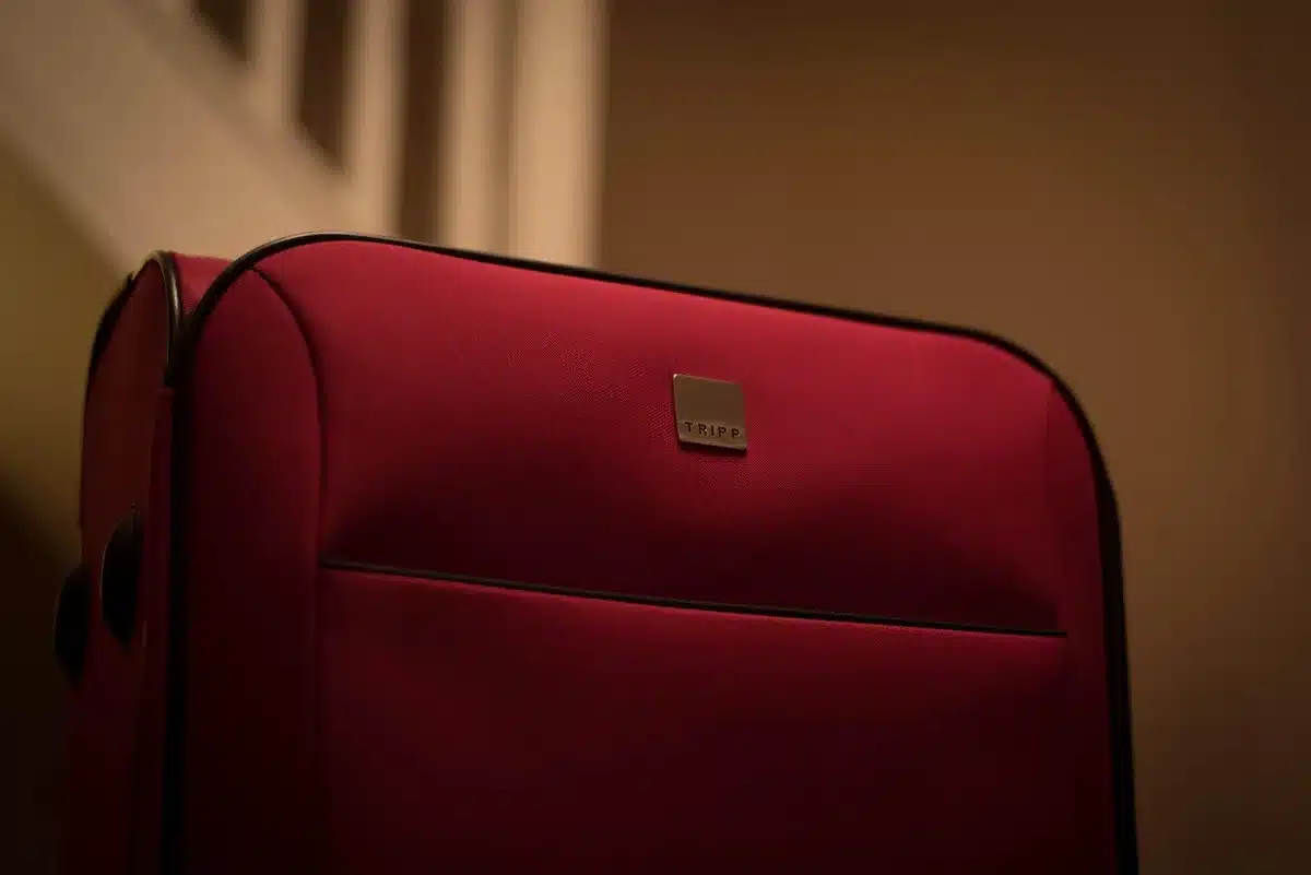 Bagage cabine conforme rangé dans le compartiment supérieur d'un avion