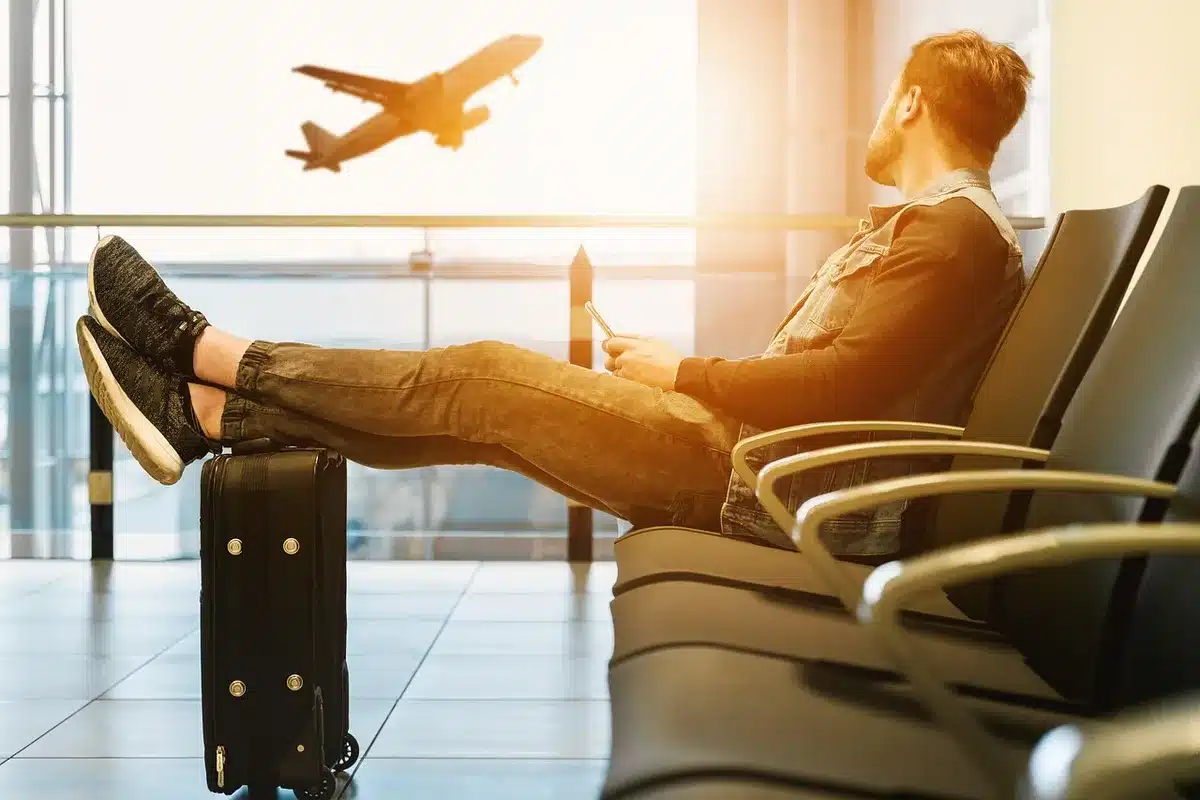 Tableau des départs d'un aéroport français affichant des vols pour Londres