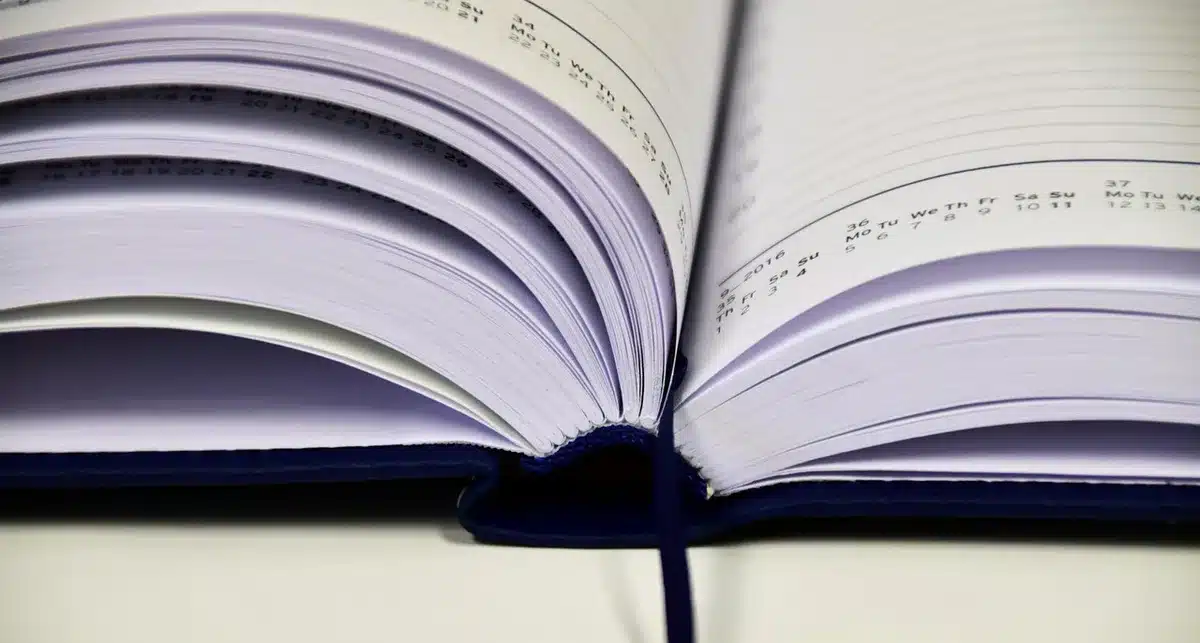 Personne comparant des dates flexibles et tarifs de vols sur un ordinateur portable
